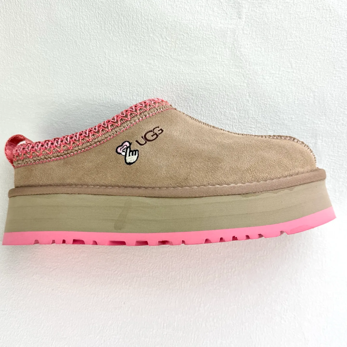 💰400 UGG Tats series thickened model Mule style toe-cap 5CM half slippers Ethnic style autumn and winter snow boots High-quality sheepskin and wool Integrated with high quality Warmth and heat sealing Made of TPU molded suede upper material Embedded with artificial curly wool plush lining and 10mm UGGPURE™ implanted wool lining and removable UGGPURE™ implanted wool insole Lightweight non-slip and comfortable rubber outsole with brand LOGO With complete packaging Official item number: 11225532722 Size: 35 36 37 38 39 40